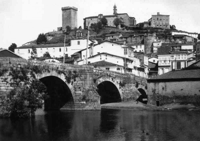 Puente Viejo o de Piedra, popularmente, Puente Medieval o Puente Romano. Reconstruido por Pedro Rodríguez de Remberde a finales del siglo XVI, sobre una anterior, románico.