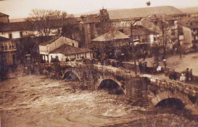 Año 1909, la mayor inundación que sufrió Monforte de Lemos, de la que se conserva memoria. Vista del Puente Viejo o de Piedra, popularmente, Puente Romano o Puente Medieval.